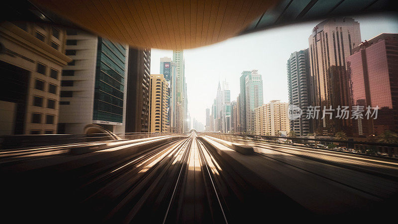 阿拉伯联合酋长国迪拜的延时地铁。FPV POV在快速驱动运动。hyperlapse隧道。模糊运动中的无人驾驶地铁。阿联酋的未来城市天际线